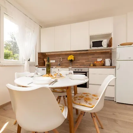 Appartamento Fuer 4 Personen Ca 50 Qm In Njivice, Kvarner Bucht Krk Njivice
